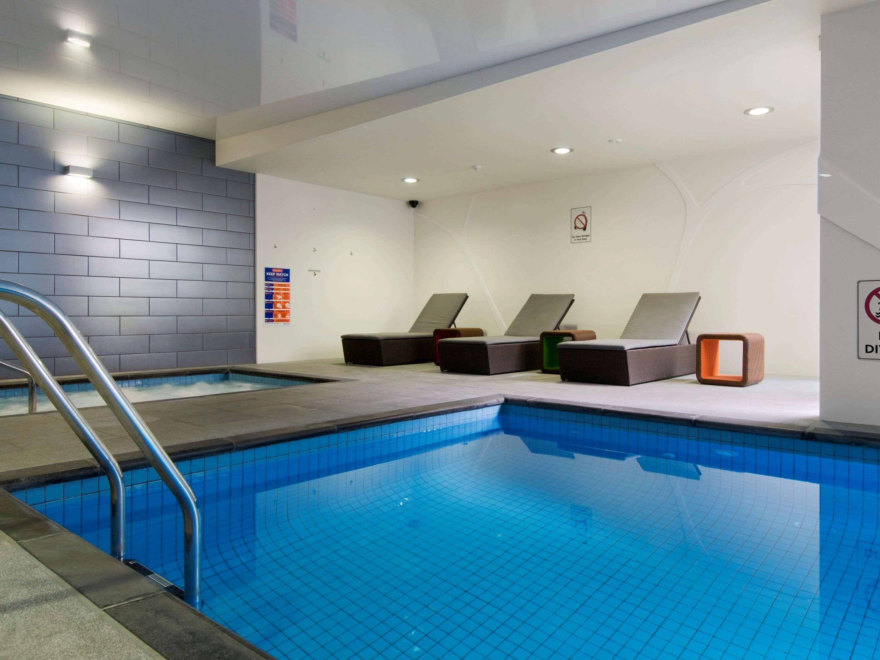 Pullman Adelaide Hotel Exterior foto The pool at the hotel