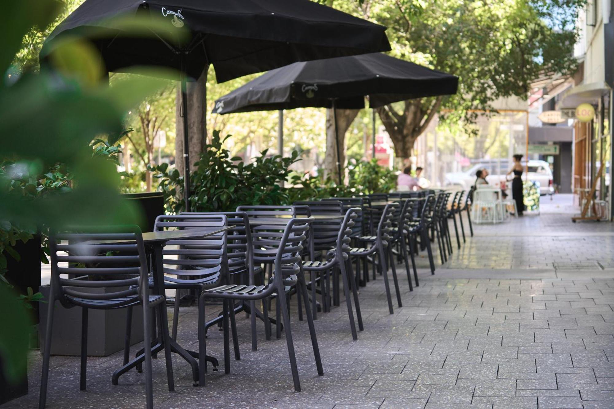 Pullman Adelaide Hotel Exterior foto A café in the CBD