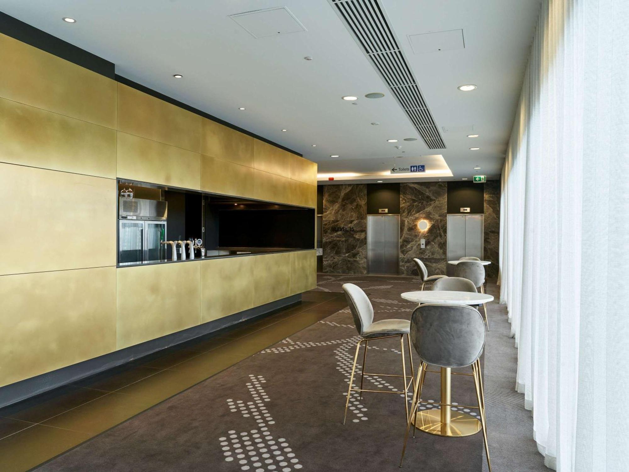 Pullman Adelaide Hotel Exterior foto The lounge at the airport
