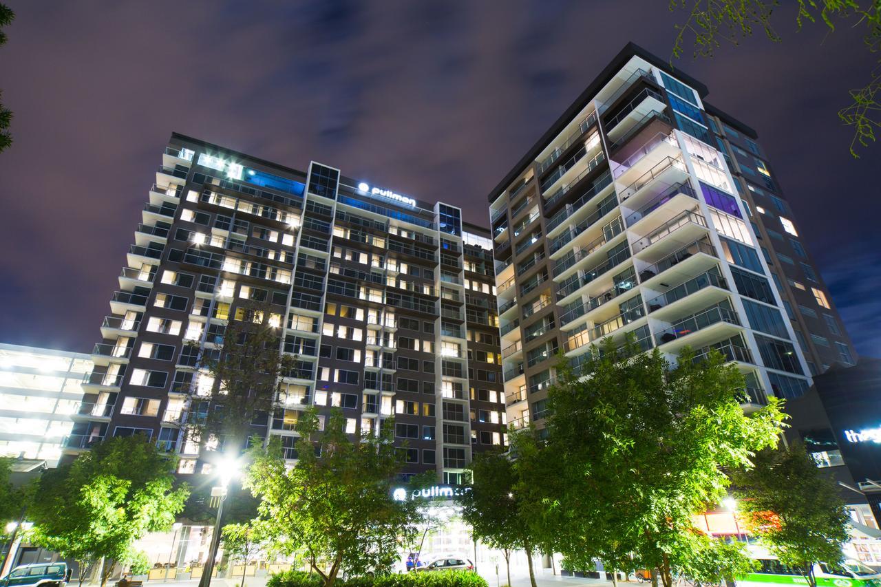 Pullman Adelaide Hotel Exterior foto The apartment building at night